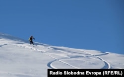 Një skitar në "Kodrën e Diellit".