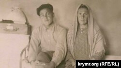 Refat Muslimov ve anası. 1949 senesi. Qoranta arhivinden alınğan foto