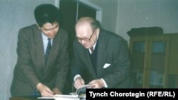 Профессор О.Прицак (1919–2006) кыргыз кесиптеши Т.Чоротегин менен. Киев. 1995.