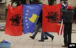Flamuri i Kosovës dhe ai i Shqipërisë.