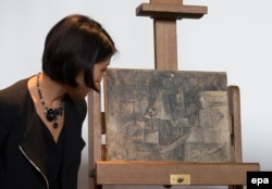 Пабло Пикассонун "Чачтарач" ("La Coiffeuse") эмгеги уурдалып кетип, кайра музейге кайтарылган учур. Париж. 2015.