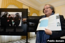 Режиссер, коомдук ишмер Болат Атабаев "Жаңы-Өзөн 2011 - укук жана эркиндиктер чындыгы" сүрөт көргөзмөсүндө сүйлөп жаткан учуру. Варшава, 2013-жылдын 7-декабры.