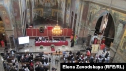 Собрание проходило в соборном храме святого Пантелеймона и началось с выноса Евангелия на абхазском языке, изданного в 1912 году