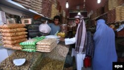 در ولایت هرات مردم برای روز های عید میوه خشک خریداری می کنند - عکس از آرشیف