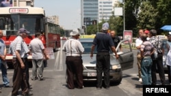 Гневен возач се расправа со стечајците кои ја блокираат улицата пред Собранието на 10 јуни 2010 година.