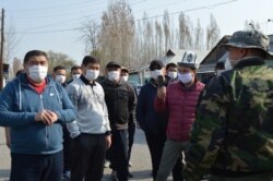 Камчыбек Ташиев в селе Сузакского района, где введен карантин.