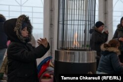 ასეთი დიდი კარავი მედიკაში მხოლოდ ერთი შემხვდა. ქალები და ბავშვები ორ გამათბობელთან თბებიან