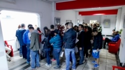 În zilele după incendiu, la centrele de donat sânge din toată țara, oamenii s-au mobilizat să ajute pacienții internați.