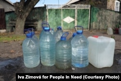 Село Єленівка розташоване на непідконтрольній території за 25 кілометрів від Донецька. За останні два роки його мешканцям довелося навчитися обходитися без води, коли це не справа виживання