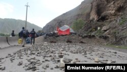 Келдибековдун тарапташтары бууган жол. Алай. 17-июнь, 2014-жыл.