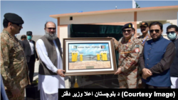 د بلوچستان اعلاوزیر جام کمال ته د بادیني ټرمینل تصویر ډالۍ کېږي: ۲۰۲۰، ۱۶ سپټمبر