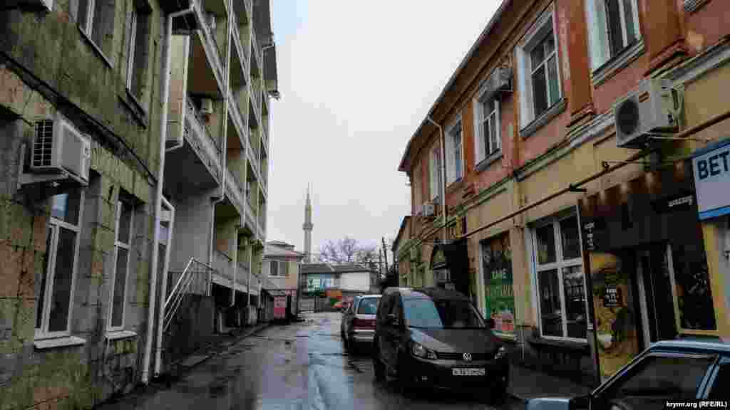 Yuqarı Camige ketken yol, Aluştanıñ eski qısmından keçe