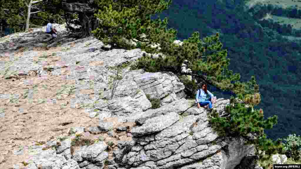Дівчина піднялася на скелю, щоб зробити фото на пам'ять