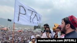 د پي ټي اېم مشر منظور پشتین په جنوبي وزیرستان کې یوې ولسي غونډې ته وینا کوي - پخوانی انځور.