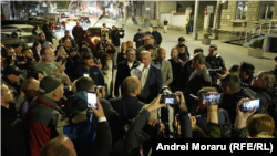 პრორუსული „პატრიოტული ბლოკის“ ლიდერი იგორ დოდონი ცენტრალურ საარჩევნო კომისიასთან. 2025 წლის 28 სექტემბერი