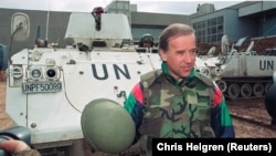Tadašnji senator Džo Bajden razgovara s novinarima ispred danskog oklopnog transportera u sastavu UN na aerodromu u Sarajevu, 9. april 1993.