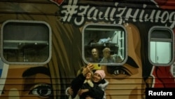 Луѓето прават селфи пред првиот воз кој патува до ослободениот Херсон во Киев