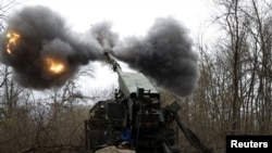 Українські військові стріляють із самохідної артилерійської установки «Богдана» українського виробництва, фото ілюстративне