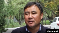 Болатбек Ракымбайулы, гражданин Казахстана, утверждает, что его 78-летняя мать, поехав в 2017 году в Синьцзян, оказалась там под стражей. 