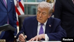 Дональд Трамп подписывает президентский указ 