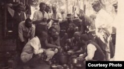 Австро-венгриялык согуш туткундарына тамак берилүүдө. Скобелев (азыркы Фергана) шаары.
1915-16-жылдар. 