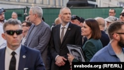 Сяргей Ціханоўскі (у цэнтры) і Сьвятлана Ціханоўская на мітынгу беларусаў у Варшаве ў чэрвені 2025 