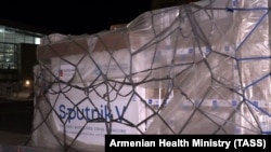Ռուսաստանից Հայաստան բերված Sputnik V պատվաստանյութի խմբաքանակը, «Զվարթնոց» օդակայան, Երևան, 8 ապրիլի, 2021թ. 