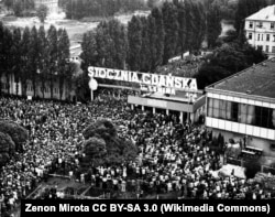 Poarta 2 a șantierul naval Lenin de la Gdańsk. Oameni manifestează solidari cu greviștii din Gdańsk, 1980