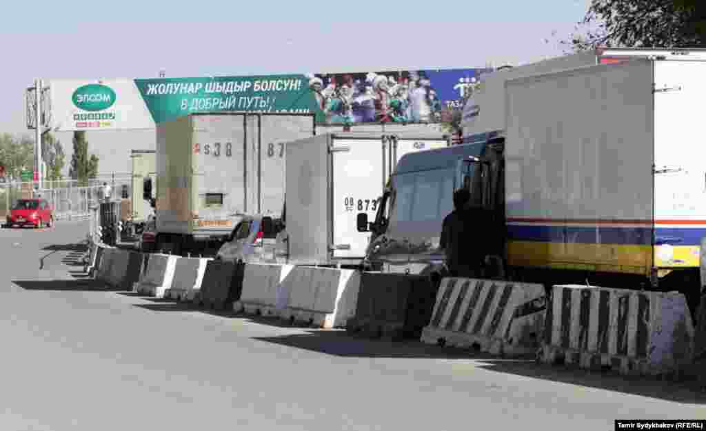 11-октябрда премьер-министр Сапар Исаков Евразиялык экономикалык кеңештин Сочидеги жыйынынын алкагында&nbsp;Казакстандын президенти Нурсултан Назарбаев менен жолугуп,&nbsp;кыргыз-казак чек арасында түзүлгөн кырдаалды сүйлөшкөн. Сүйлөшүүлөрдөн кийин Нурсултан Назарбаев казак өкмөтүнө чек арада жаралган бардык маселелерди чечүүнү тапшырганы кабарланган. 