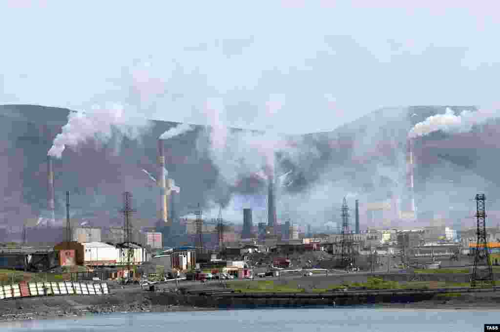 Орусиянын Норильск шаары да планетадагы кир шаарлардын бири. Шаарга жакын үч металлургиялык завод жайгашкан. Кайдан шамал сокпосун түтүн шаарды каптап, бир нече күн уюлгуп турат. Жыл сайын бул жердеги абага 4 миллионго жакын кадмий, болот, свинец, никель, мышяк, селен жана цинк аралашат.&nbsp; &nbsp;