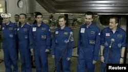 "Марс-500" илимий миссиясынын мүчөлөрү эксперимент бүткөндөн кийин. Москва, 4-ноябрь, 2011