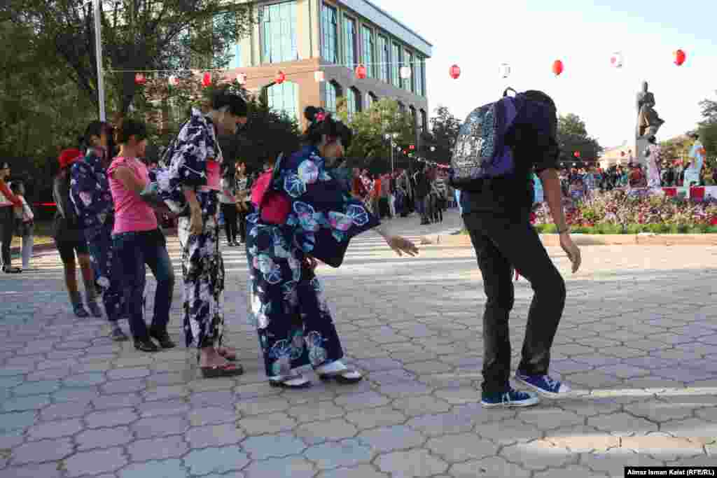 Участники фестиваля старательно повторяли движения за гостями из Японии.