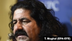 علي وزیر د سېپټېمبر پر نهمه نېټه له زندانه روغتون ته انتقال شوی وو. پخوانی انځور