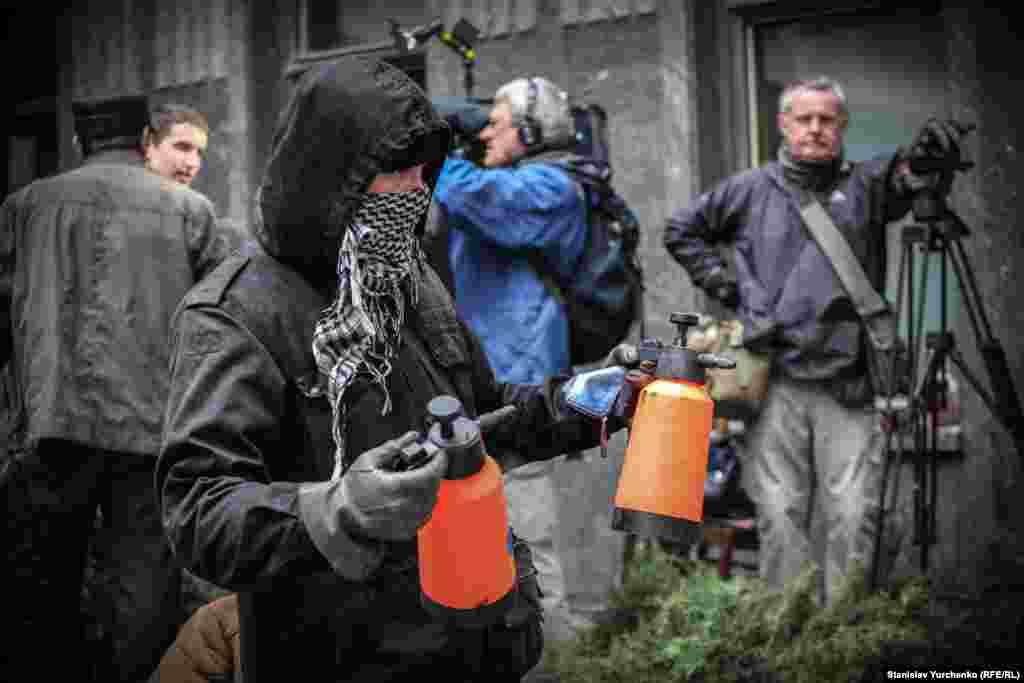 По окончанию акции, на площади, где находились пророссийские активисты, обнаружили баллончики со слезоточивым газом