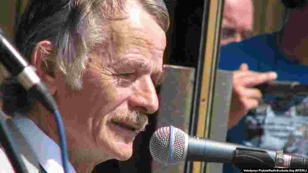 14. 2012 ел, Акмәчет, Ленин мәйданы Ул чактагы Мәҗлес рәисе һәм кырымтатар халкы җитәкчесе Мостафа Җәмилев халыкка мөрәҗәгать итә. 