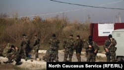 Военные дежурят на митинге в Магасе, Ингушетия (архивное фото)