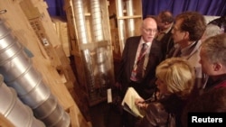 دونالد مالی از مقامات وزارت خارجه آمریکا در مرکز «اوک ریج» درباره تجهیزات هسته‌ای لیبی به خبرنگاران توضیح می‌دهد