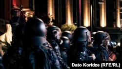 განსაკუთრებულ დავალებათა დეპარტამენტის რობოკოპები საპროტესტო აქციაზე პარლამენტის წინ 4 ოქტომბერს, 2025 წელი