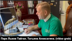 Владелец частных зоопарков в Крыму Олег Зубков с забинтованной шеей после нападения льва общается с журналистами. Крым, парк львов «Тайган», август 2025 года