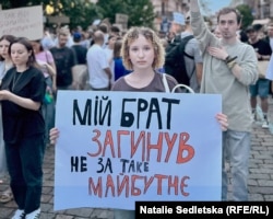 O protestatară din Kiev ține o pancartă pe care scrie: „Acesta nu este viitorul pentru care a murit fratele meu”.