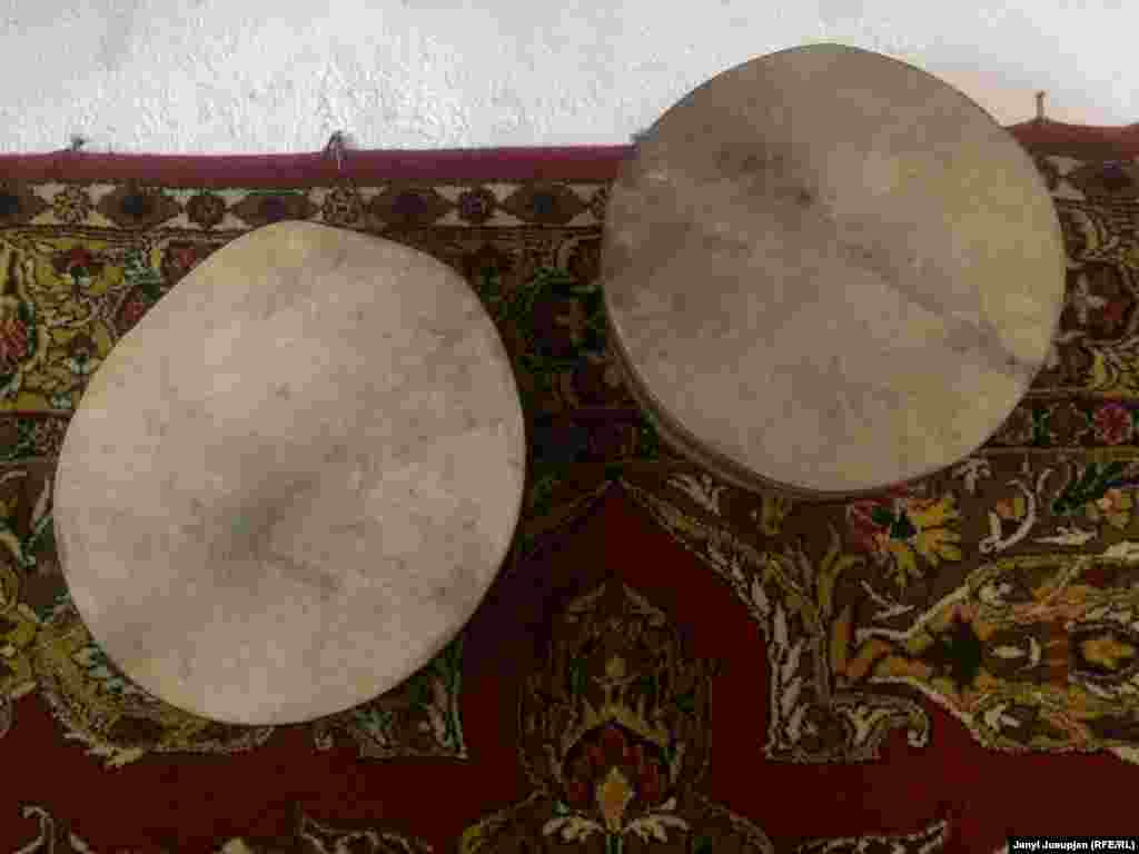 Ударные инструменты в доме у известного музыканта Шанбе Мамадгаминова. Шанбе проводит репетиции в исмаилитском культурном центре, который находится на окраине Хорога. У исмаилитов, которыми являются большинство жителей Западного Памира, музыка играет центральную роль в их жизни. Рамадан и другие религиозные праздники проходят в сопровождении песен и танцев.&nbsp;