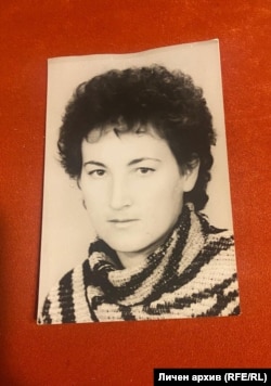 O fotografie cu Sevginar Mahmud din tinerețe.