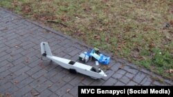 Улады Беларусі сьцьвярджаюць, што гэты бесьпілётнік нібыта заляцеў з тэрыторыі Літвы. Фота з тэлеграм-каналу МУС Беларусі