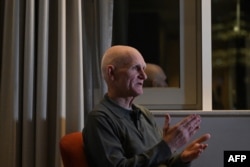 Алесь Бяляцкі на наступны дзень пасьля вызваленьня з турмы. Вільня, 14 сьнежня 2025