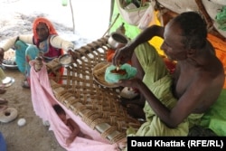 دلیرو بګت له میده سرو مرچو سره ډوډۍ خوري. د سیند کلیوالو سیمو زیاتره هندوان د بېوزلۍ ژوند تېروي.