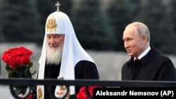 It is very rare for such a large number of religious clerics of the Orthodox Church to openly challenge President Vladimir Putin (right). In recent years, the Russian Orthodox Church and its leader, Patriarch Kirill (left), who did not sign the letter, have fully supported Putin's policies. 