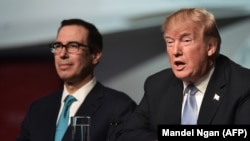 دونالد ترامپ همراه استیون منوچین وزیر خزانه‌داری آمریکا