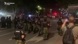Pendreci i kamenice: Okršaj policije i antivladinih demonstranata u Beogradu