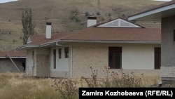 Бакиевдин уулуна тиешелүү делген "Ideal house" деп аталган жердеги үйлөр. (Архивдик сүрөт)