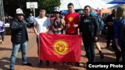 Легкоатлет Медербек Канатбек уулу (в центре).